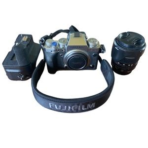 Fujifilm X-T4 Mirrorless Digital Cam w/ XF18-55mm & VG-XT4 Vertical Battery Grip
